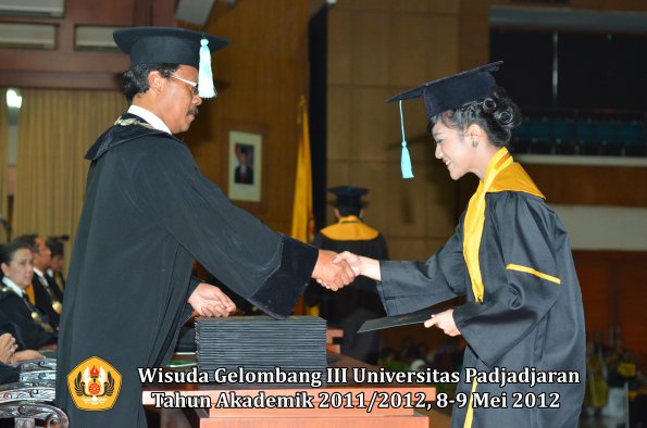 wisuda-unpad-gel-iii-2011_2012-fakultas-ilmu-budaya-oleh-dekan_065