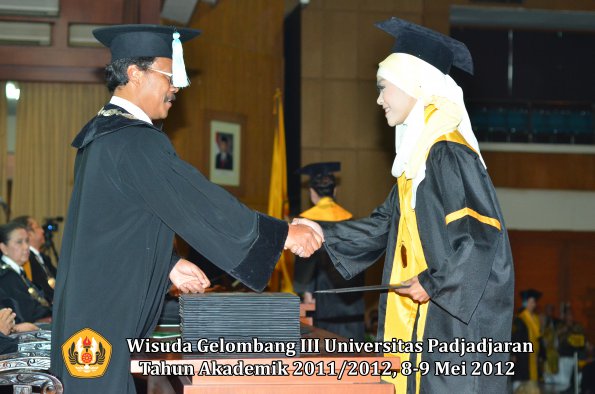 wisuda-unpad-gel-iii-2011_2012-fakultas-ilmu-budaya-oleh-dekan_066