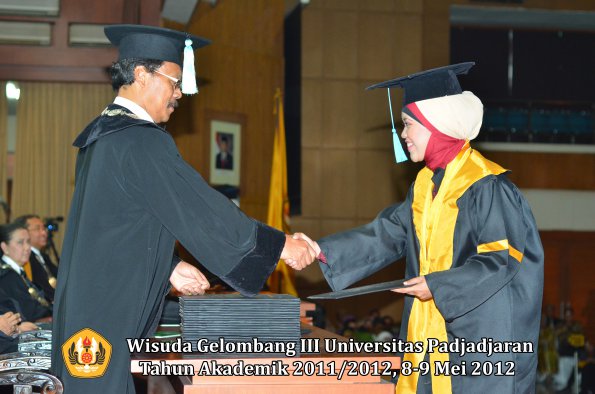 wisuda-unpad-gel-iii-2011_2012-fakultas-ilmu-budaya-oleh-dekan_067