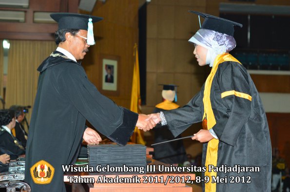 wisuda-unpad-gel-iii-2011_2012-fakultas-ilmu-budaya-oleh-dekan_068