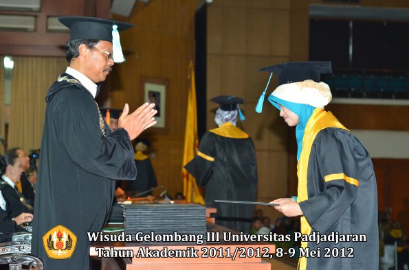 wisuda-unpad-gel-iii-2011_2012-fakultas-ilmu-budaya-oleh-dekan_069