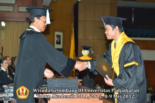 wisuda-unpad-gel-iii-2011_2012-fakultas-ilmu-budaya-oleh-dekan_070