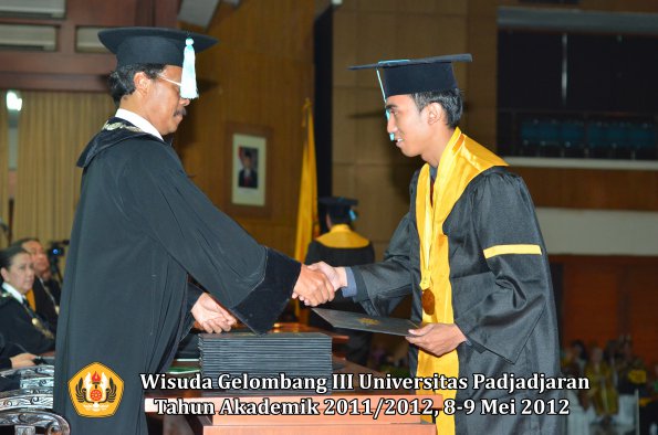 wisuda-unpad-gel-iii-2011_2012-fakultas-ilmu-budaya-oleh-dekan_071