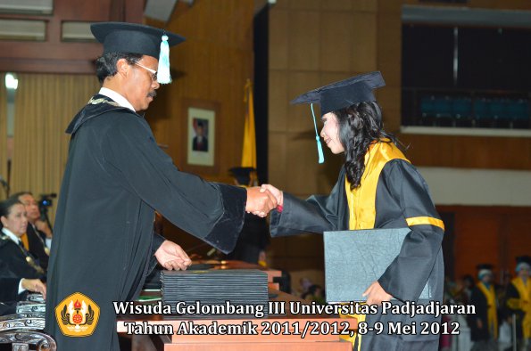 wisuda-unpad-gel-iii-2011_2012-fakultas-ilmu-budaya-oleh-dekan_072