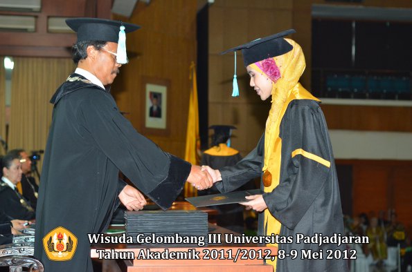 wisuda-unpad-gel-iii-2011_2012-fakultas-ilmu-budaya-oleh-dekan_073