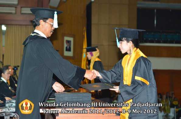 wisuda-unpad-gel-iii-2011_2012-fakultas-ilmu-budaya-oleh-dekan_074