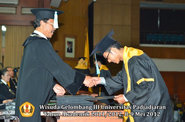 wisuda-unpad-gel-iii-2011_2012-fakultas-ilmu-budaya-oleh-dekan_075