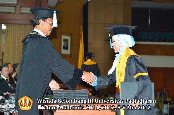 wisuda-unpad-gel-iii-2011_2012-fakultas-ilmu-budaya-oleh-dekan_076