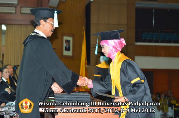 wisuda-unpad-gel-iii-2011_2012-fakultas-ilmu-budaya-oleh-dekan_077