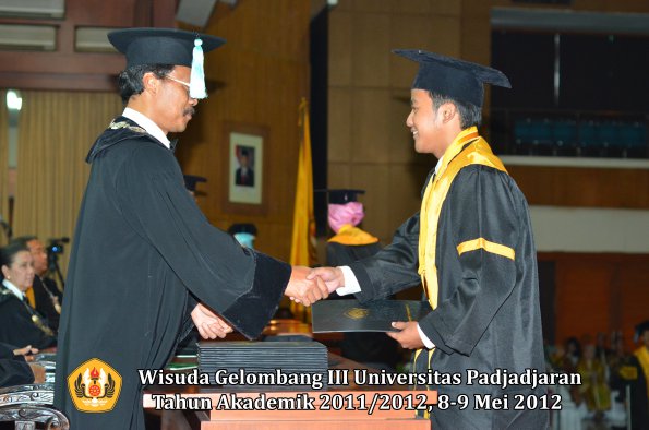 wisuda-unpad-gel-iii-2011_2012-fakultas-ilmu-budaya-oleh-dekan_078