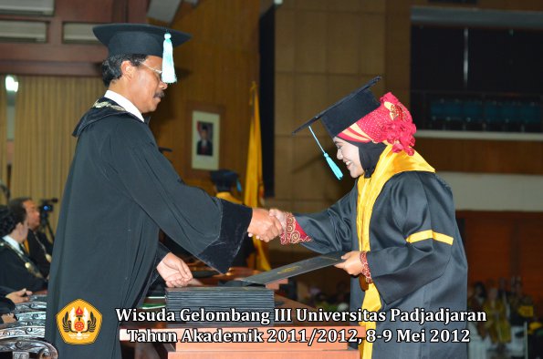 wisuda-unpad-gel-iii-2011_2012-fakultas-ilmu-budaya-oleh-dekan_079