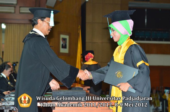 wisuda-unpad-gel-iii-2011_2012-fakultas-ilmu-budaya-oleh-dekan_080