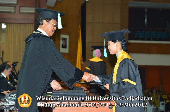 wisuda-unpad-gel-iii-2011_2012-fakultas-ilmu-budaya-oleh-dekan_081