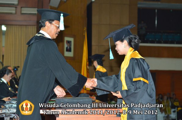 wisuda-unpad-gel-iii-2011_2012-fakultas-ilmu-budaya-oleh-dekan_082