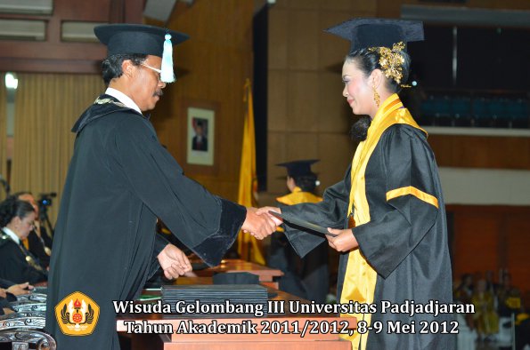 wisuda-unpad-gel-iii-2011_2012-fakultas-ilmu-budaya-oleh-dekan_083