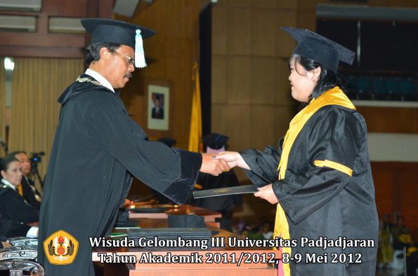 wisuda-unpad-gel-iii-2011_2012-fakultas-ilmu-budaya-oleh-dekan_086