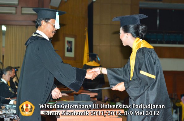 wisuda-unpad-gel-iii-2011_2012-fakultas-ilmu-budaya-oleh-dekan_088