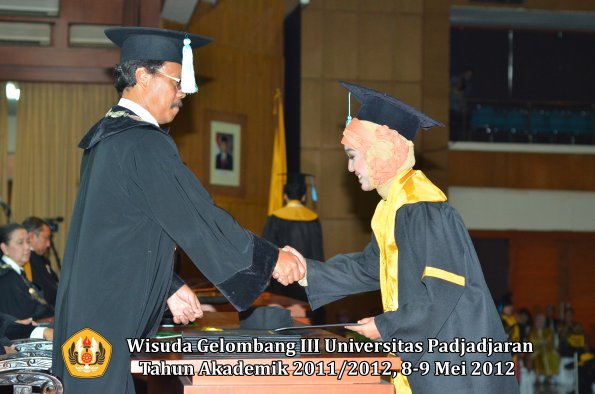 wisuda-unpad-gel-iii-2011_2012-fakultas-ilmu-budaya-oleh-dekan_089