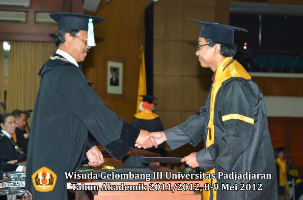 wisuda-unpad-gel-iii-2011_2012-fakultas-ilmu-budaya-oleh-dekan_091