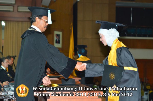 wisuda-unpad-gel-iii-2011_2012-fakultas-ilmu-budaya-oleh-dekan_094