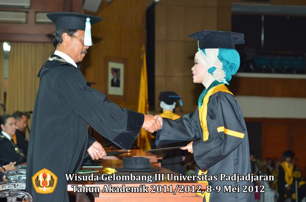 wisuda-unpad-gel-iii-2011_2012-fakultas-ilmu-budaya-oleh-dekan_095