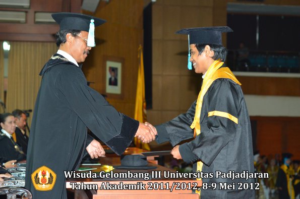 wisuda-unpad-gel-iii-2011_2012-fakultas-ilmu-budaya-oleh-dekan_097