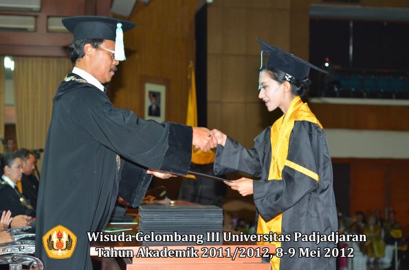 wisuda-unpad-gel-iii-2011_2012-fakultas-ilmu-budaya-oleh-dekan_103