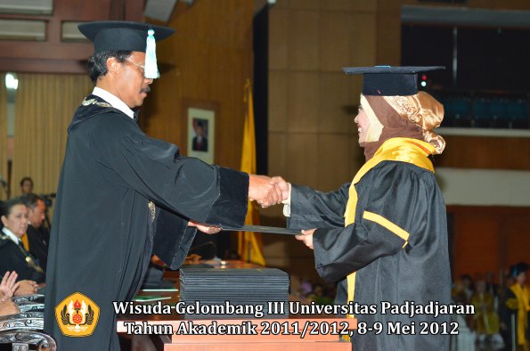 wisuda-unpad-gel-iii-2011_2012-fakultas-ilmu-budaya-oleh-dekan_104