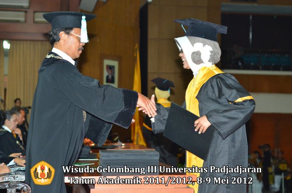 wisuda-unpad-gel-iii-2011_2012-fakultas-ilmu-budaya-oleh-dekan_107