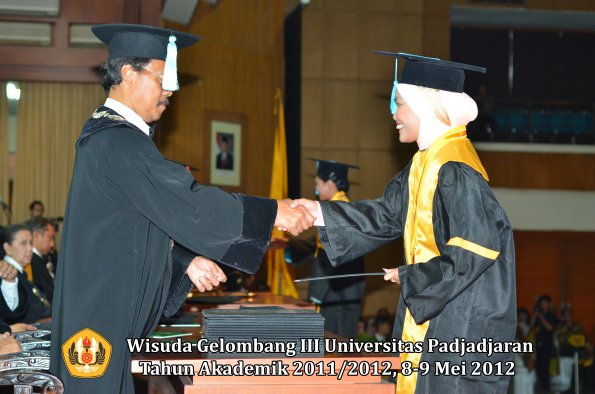 wisuda-unpad-gel-iii-2011_2012-fakultas-ilmu-budaya-oleh-dekan_109