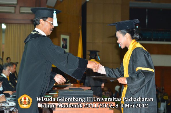 wisuda-unpad-gel-iii-2011_2012-fakultas-ilmu-budaya-oleh-dekan_111