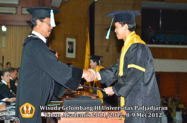 wisuda-unpad-gel-iii-2011_2012-fakultas-ilmu-budaya-oleh-dekan_113