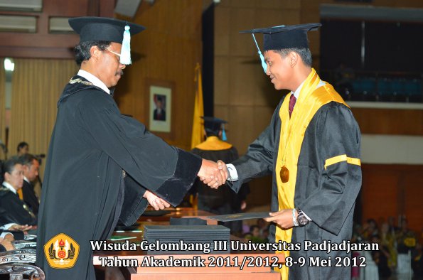 wisuda-unpad-gel-iii-2011_2012-fakultas-ilmu-budaya-oleh-dekan_114