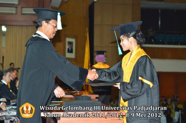 wisuda-unpad-gel-iii-2011_2012-fakultas-ilmu-budaya-oleh-dekan_117