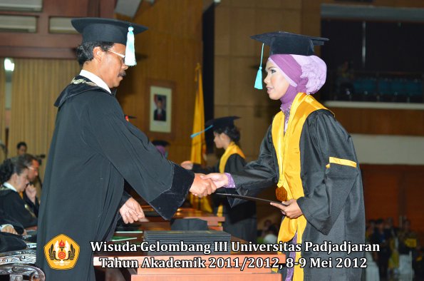 wisuda-unpad-gel-iii-2011_2012-fakultas-ilmu-budaya-oleh-dekan_118