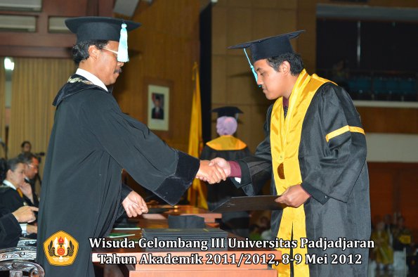 wisuda-unpad-gel-iii-2011_2012-fakultas-ilmu-budaya-oleh-dekan_119