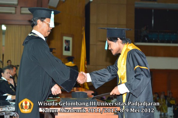 wisuda-unpad-gel-iii-2011_2012-fakultas-ilmu-budaya-oleh-dekan_120