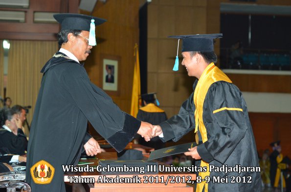 wisuda-unpad-gel-iii-2011_2012-fakultas-ilmu-budaya-oleh-dekan_121