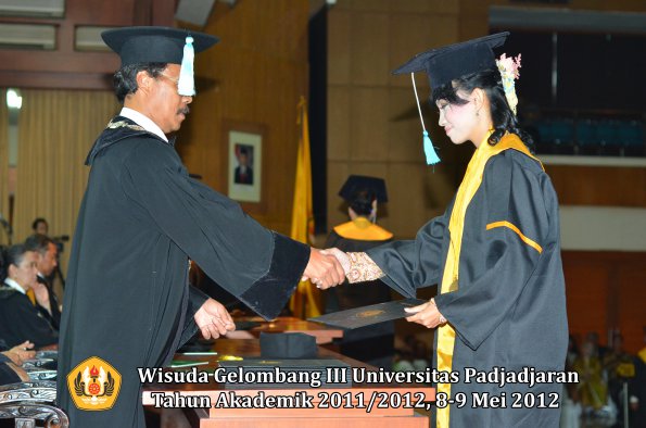 wisuda-unpad-gel-iii-2011_2012-fakultas-ilmu-budaya-oleh-dekan_123