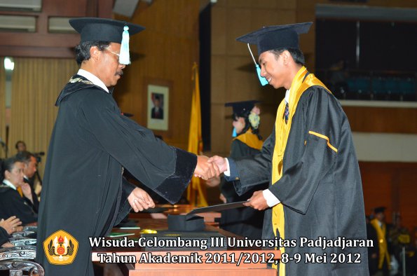 wisuda-unpad-gel-iii-2011_2012-fakultas-ilmu-budaya-oleh-dekan_124