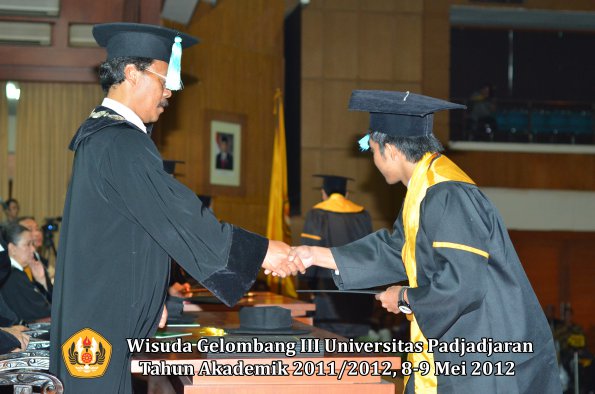 wisuda-unpad-gel-iii-2011_2012-fakultas-ilmu-budaya-oleh-dekan_126