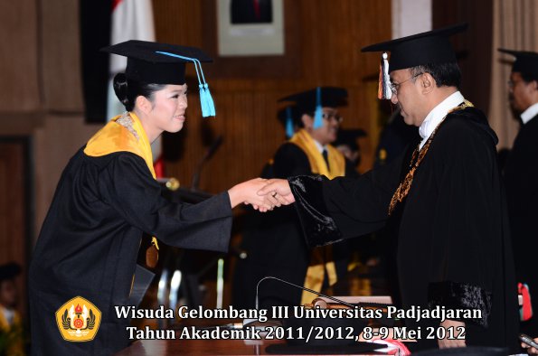 wisuda-unpad-gel-iii-2011_2012-fakultas-ilmu-budaya-oleh-rektor_003