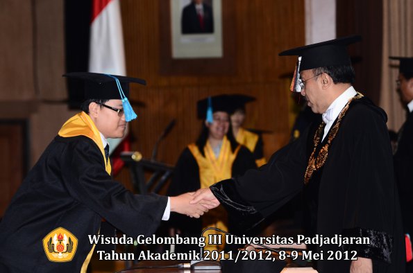 wisuda-unpad-gel-iii-2011_2012-fakultas-ilmu-budaya-oleh-rektor_004
