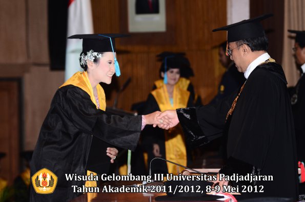 wisuda-unpad-gel-iii-2011_2012-fakultas-ilmu-budaya-oleh-rektor_029