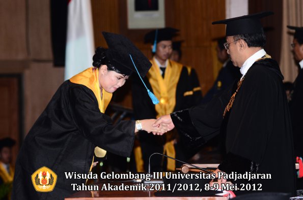 wisuda-unpad-gel-iii-2011_2012-fakultas-ilmu-budaya-oleh-rektor_033