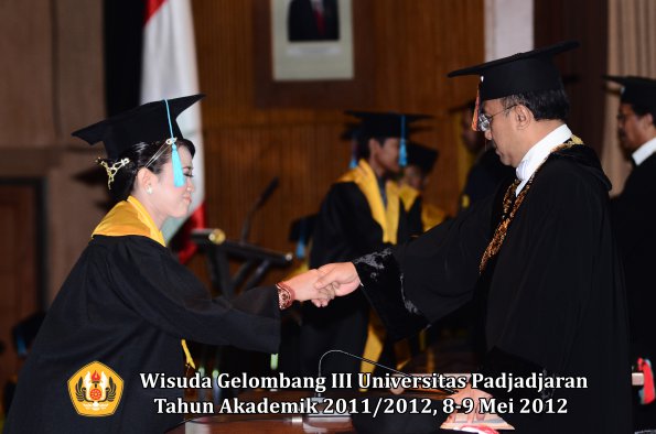 wisuda-unpad-gel-iii-2011_2012-fakultas-ilmu-budaya-oleh-rektor_036