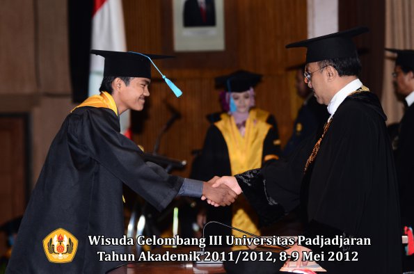 wisuda-unpad-gel-iii-2011_2012-fakultas-ilmu-budaya-oleh-rektor_037