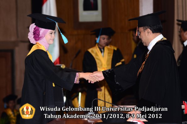 wisuda-unpad-gel-iii-2011_2012-fakultas-ilmu-budaya-oleh-rektor_038