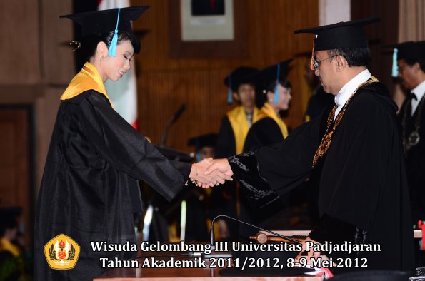 wisuda-unpad-gel-iii-2011_2012-fakultas-ilmu-budaya-oleh-rektor_044