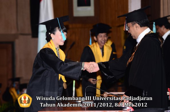 wisuda-unpad-gel-iii-2011_2012-fakultas-ilmu-budaya-oleh-rektor_045